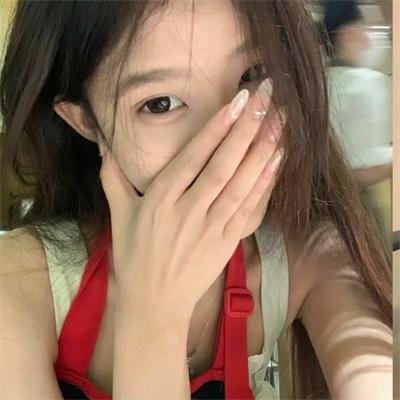 举杯畅饮的姐姐们